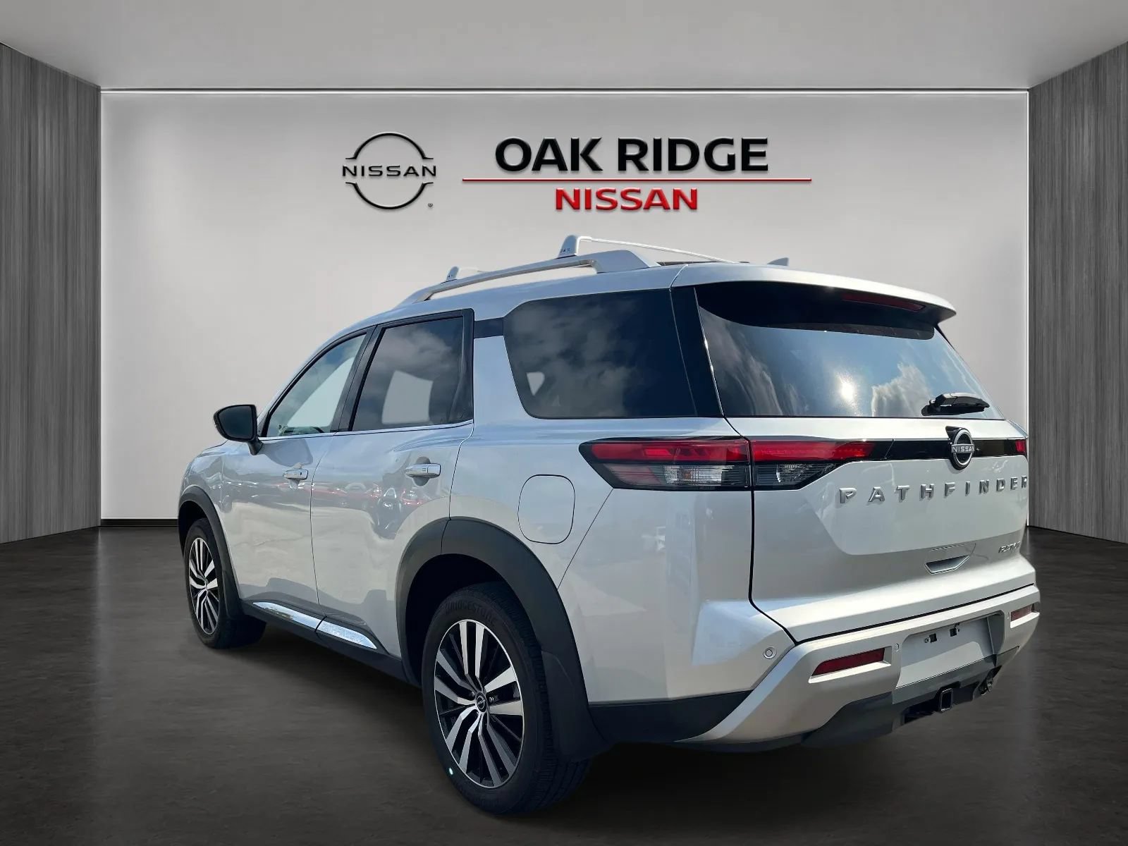Used 2025 Nissan Pathfinder Platinum w/ Cargo Package FWD image 5