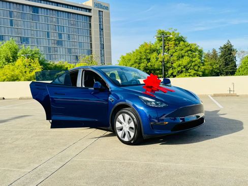 Used 2023 Tesla Model Y 2WD image 41