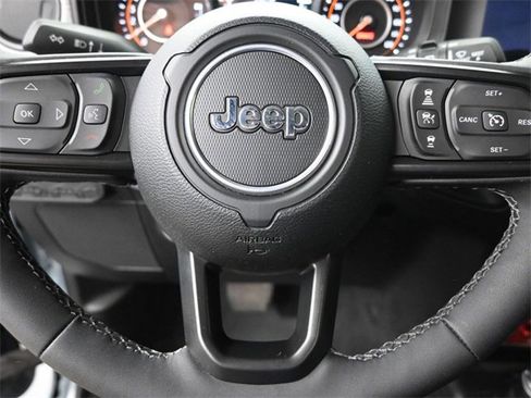 Used 2025 Jeep Wrangler Willys image 24
