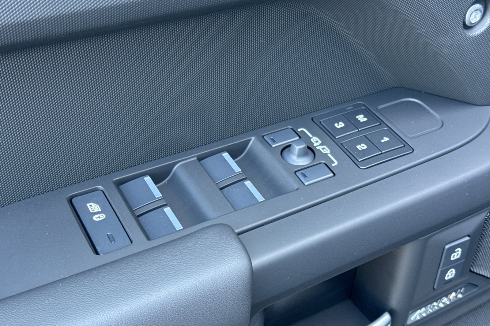New 2026 Land Rover Defender 130 X-Dynamic SE AWD/4WD image 11
