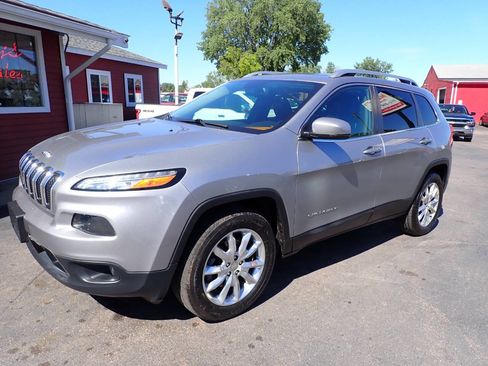 Used 2016 Jeep Cherokee Limited w/ Luxury Group AWD/4WD image 3