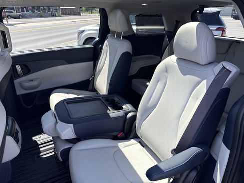 Certified 2025 Kia Carnival SX FWD image 13