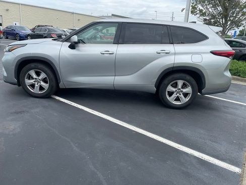 Used 2022 Toyota Highlander L FWD image 1