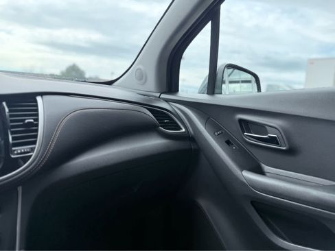 Used 2022 Chevrolet Trax LT w/ LT Convenience Package image 29