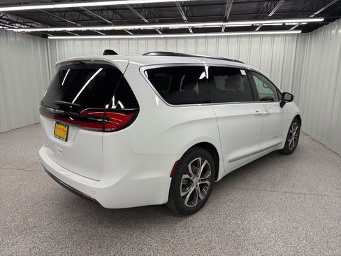 New 2026 Chrysler Pacifica Pinnacle image 6