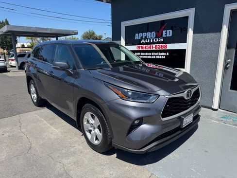 Used 2021 Toyota Highlander LE AWD/4WD image 1