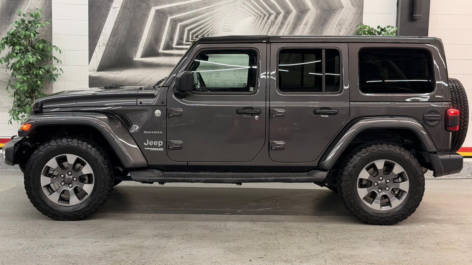 Used 2019 Jeep Wrangler Unlimited Sahara AWD/4WD image 4
