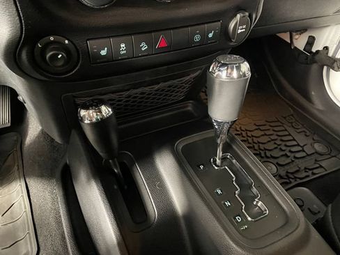Used 2016 Jeep Wrangler Unlimited Rubicon AWD/4WD image 9