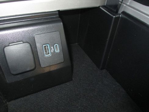 Used 2024 Ford Explorer XLT w/ Equipment Group 202A AWD/4WD image 30
