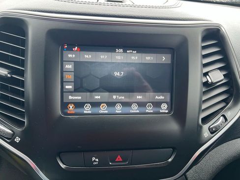 Used 2019 Jeep Cherokee Latitude w/ Cold Weather Group AWD/4WD image 33
