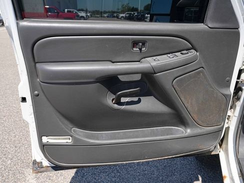 Used 2006 Chevrolet Silverado 2500 W/T w/ Heavy-Duty Power Package AWD/4WD image 16
