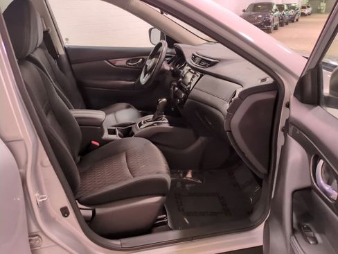 Used 2017 Nissan Rogue S w/ S Family Package image 9