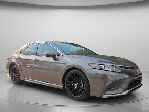 Used 2021 Toyota Camry XSE FWD image 9
