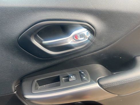 Used 2019 Jeep Cherokee Latitude Plus FWD image 32