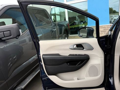 Used 2018 Chrysler Pacifica Touring Plus FWD image 18