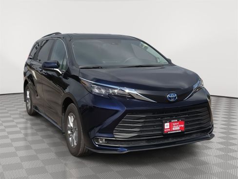 Certified 2025 Toyota Sienna XLE w/ XLE Plus Package FWD image 1