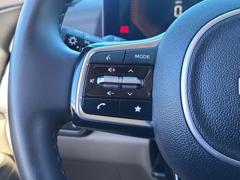 Used 2025 Kia Carnival EX image 16