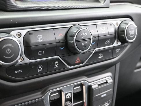 Used 2023 Jeep Gladiator Willys image 16