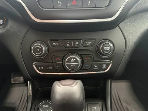 Used 2022 Jeep Cherokee Latitude Lux w/ Mopar Interior Package AWD/4WD image 18