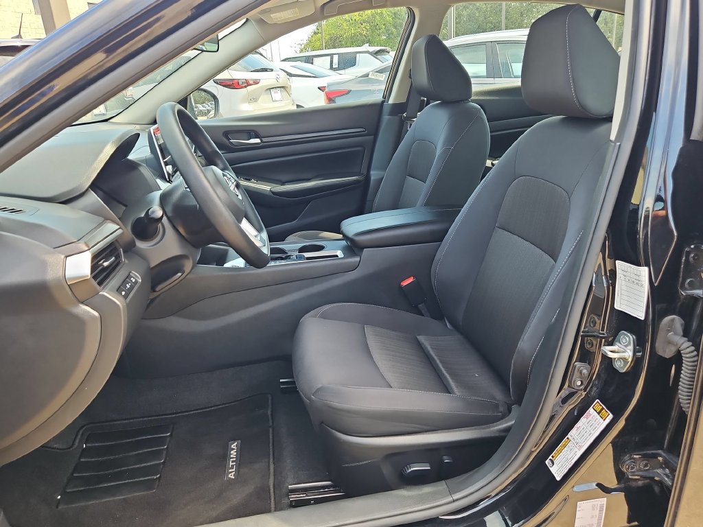 Used 2025 Nissan Altima 2.5 SV FWD image 25