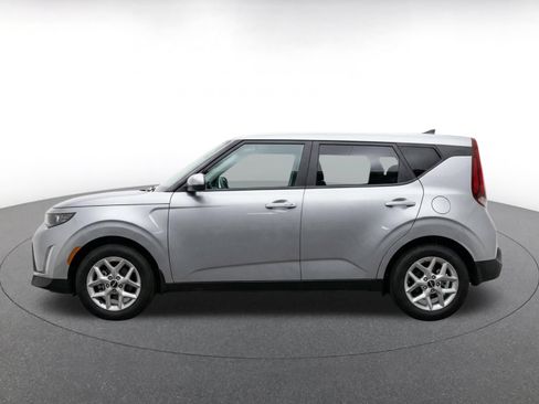Used 2025 Kia Soul LX w/ LX Technology Package FWD image 4