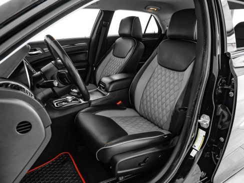 Used 2022 Chrysler 300 Touring w/ Sport Appearance Package image 30