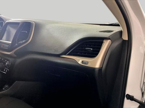 Used 2017 Jeep Cherokee Latitude FWD image 16
