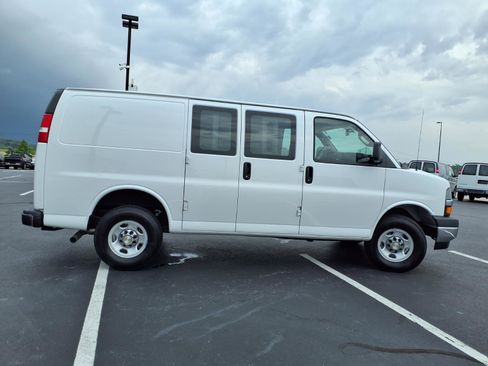 Used 2024 Chevrolet Express 3500 w/ Driver Convenience Package RWD image 26