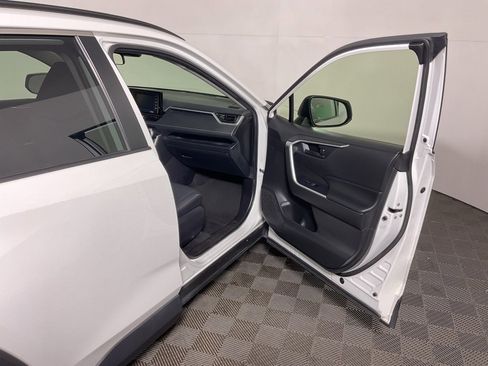 Used 2021 Toyota RAV4 LE image 31