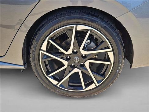 Used 2025 Nissan Sentra SR FWD image 22