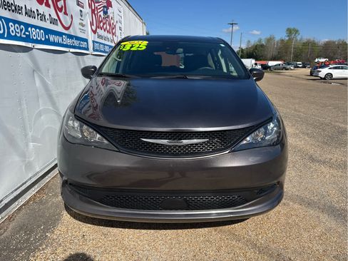 Used 2023 Chrysler Voyager LX FWD image 5