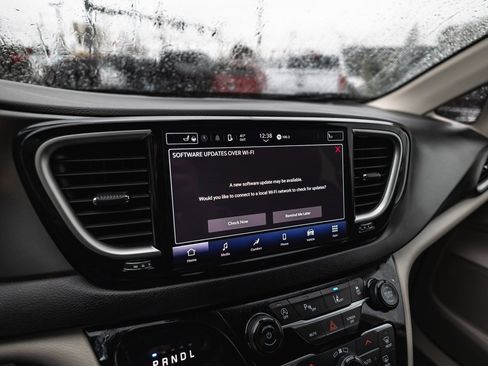 Used 2024 Chrysler Pacifica Touring-L image 14