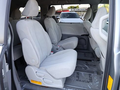 Used 2011 Toyota Sienna LE AWD/4WD image 15