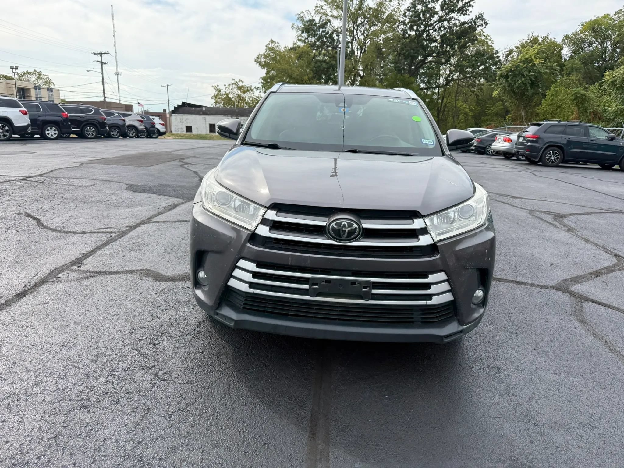 Used 2019 Toyota Highlander XLE FWD image 2