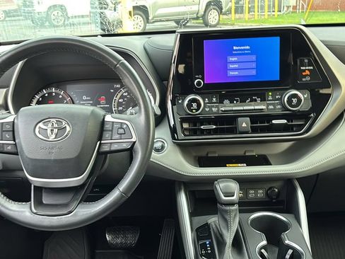 Used 2023 Toyota Highlander XLE AWD/4WD image 9