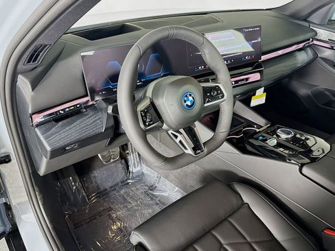 New 2026 BMW i5 eDrive40 w/ M Sport Package AWD/4WD image 9
