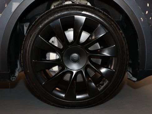 Used 2023 Tesla Model Y Long Range image 27