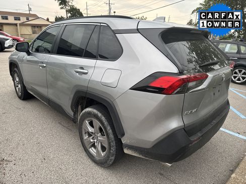Used 2022 Toyota RAV4 XLE w/ Convenience Package FWD image 3