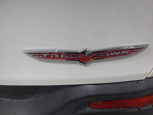 Used 2017 Jeep Cherokee Trailhawk w/ Cold Weather Group AWD/4WD image 6