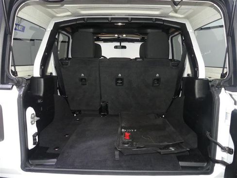 Used 2020 Jeep Wrangler Unlimited Sahara image 9