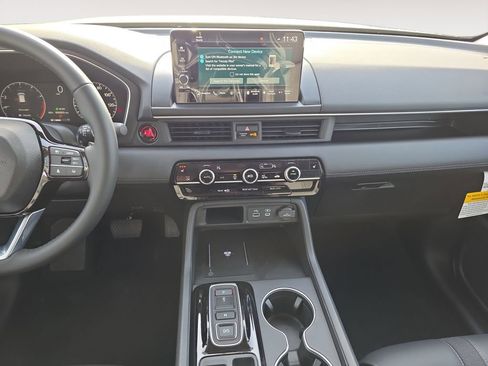 Used 2025 Honda Pilot Touring image 11