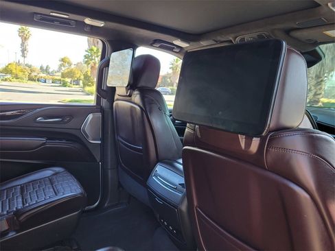 Used 2021 Cadillac Escalade ESV Premium Luxury Platinum w/ Heavy-Duty Trailer Package image 13