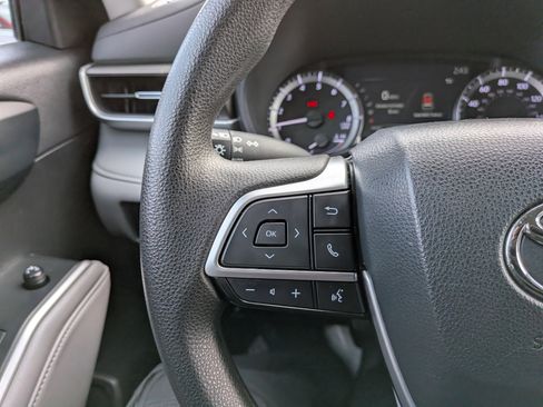 Used 2023 Toyota Highlander L image 17