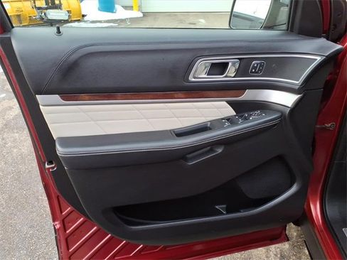 Used 2018 Ford Explorer Platinum image 16