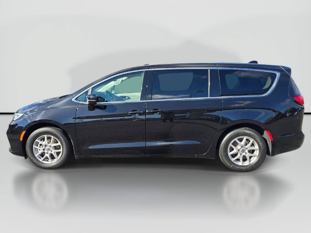 Used 2024 Chrysler Pacifica Touring-L FWD image 2
