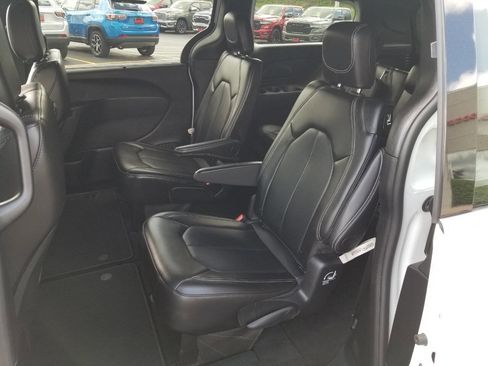 Used 2025 Chrysler Voyager LX FWD image 13