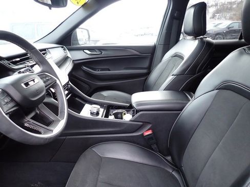 Used 2023 Jeep Grand Cherokee Altitude image 13