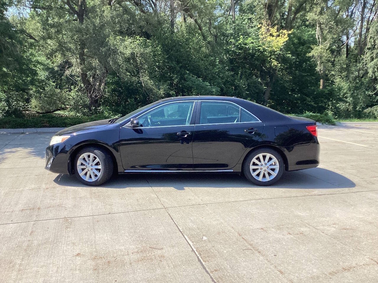Used 2014 Toyota Camry XLE w/ Leather Package FWD image 5