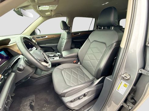 Used 2025 Volkswagen Atlas SE image 11