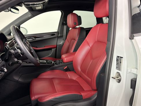 Certified 2025 Porsche Macan AWD/4WD image 5